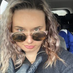 Meet your Posher, Danielle